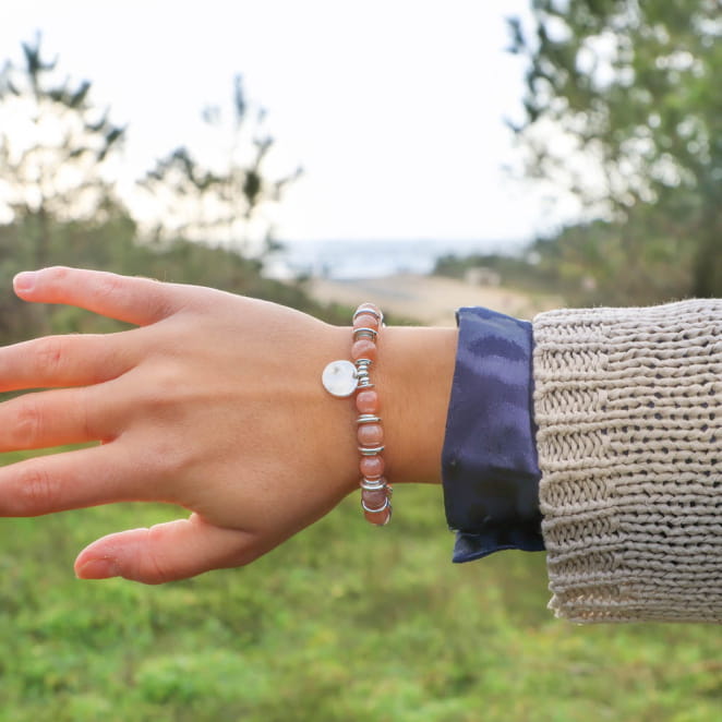 Bracelet Valentina argenté avec perles rose poudré, porté au poignet – bijou fait main en France