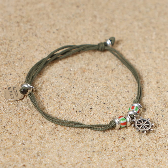 Bracelet enfant Vati en cordon kaki et métal plaqué argent, bijou artisanal fabriqué en France.