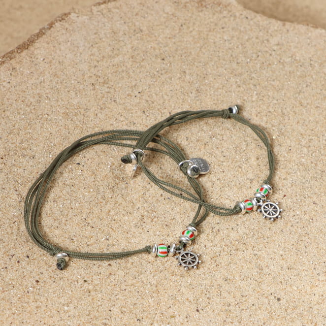 Bracelet artisanal Vati pour enfant, cordon kaki et fermoir argenté, création française.