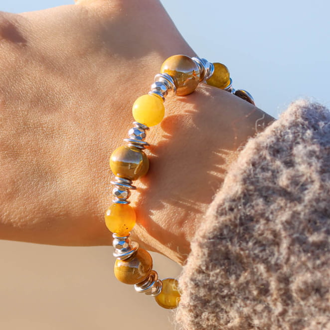 Bracelet Verna fait main, en finition argentée et perles jaune soleil
