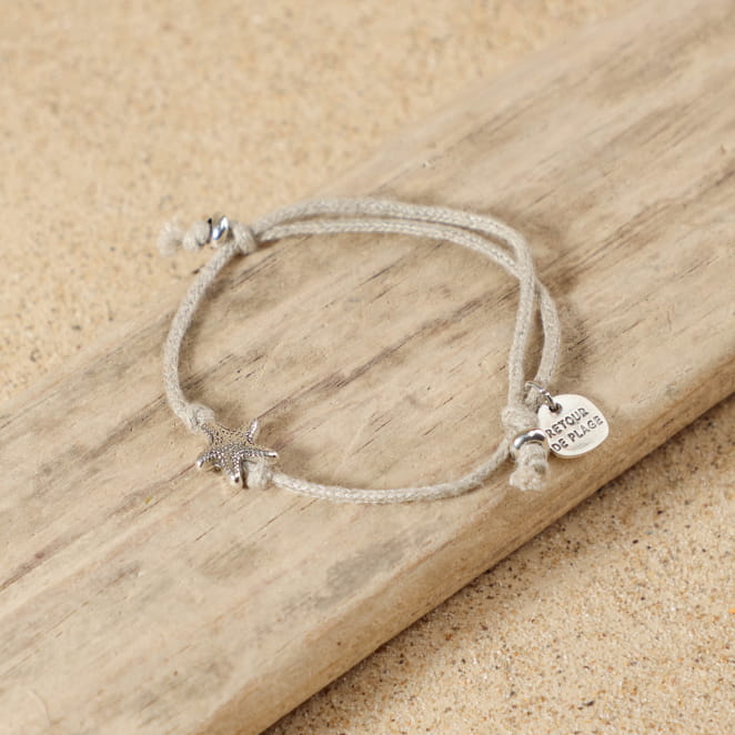 Bracelet enfant Yakalelo en métal plaqué argent et cordon lin, bijou artisanal français.