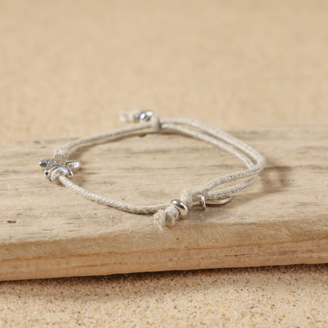 Bracelet enfant Yakalelo en métal plaqué argent et cordon lin, création française à la main.