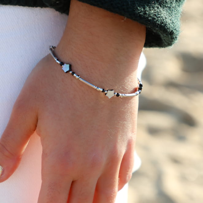 Bracelet Ziho gris anthracite en perles et métal argenté, création artisanale française