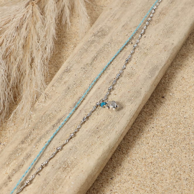 Bracelet de cheville Emeline avec pendentif en forme de tortue argenté et liens bleus. Origine France Garantie.