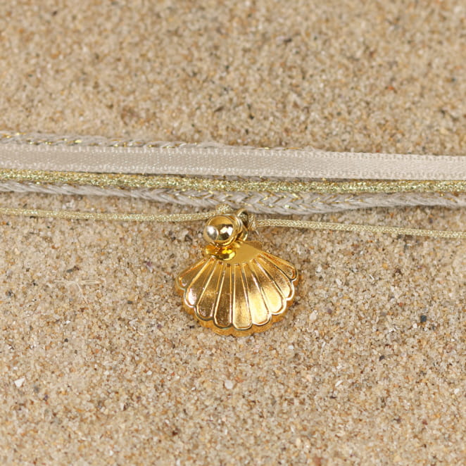 Bracelet de cheville Semeti en métal doré avec cordon lin, création artisanale française.