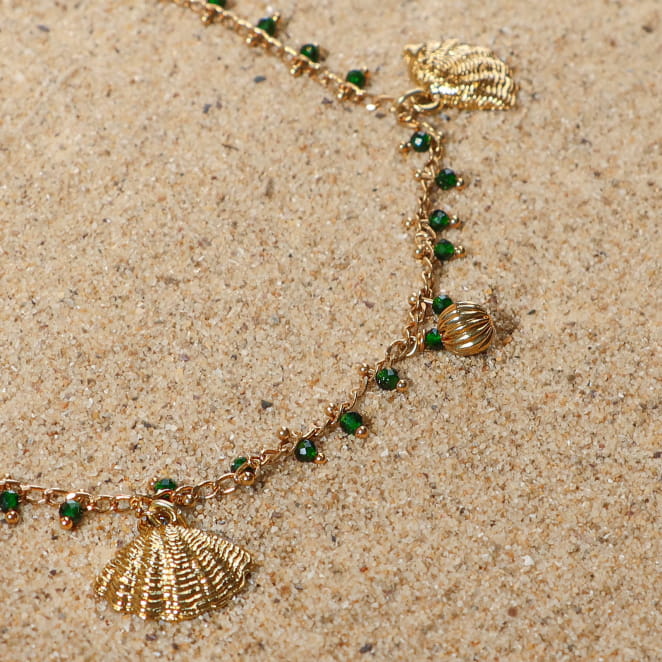 Bracelet de cheville Verseau doré à l’or fin et perles vertes, bijou artisanal français lumineux et estival.