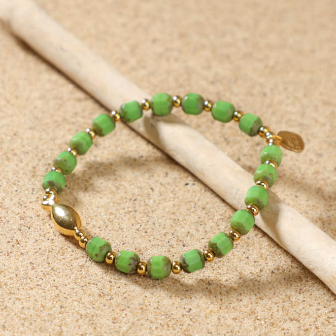 Détail du bracelet Céteau avec perles de verre vertes, perles dorées et perle poisson dorée, montage sur fil élastique – création artisanale française