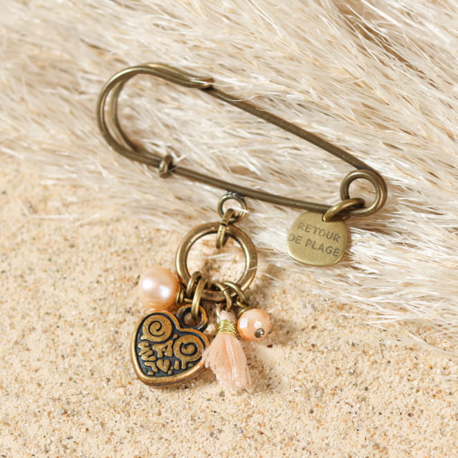 Broche Brunelle bronze avec pendentif cœur et perle saumon – accessoire vintage artisanal