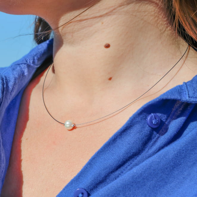 collier Aix argenté blanc porté, création artisanale française