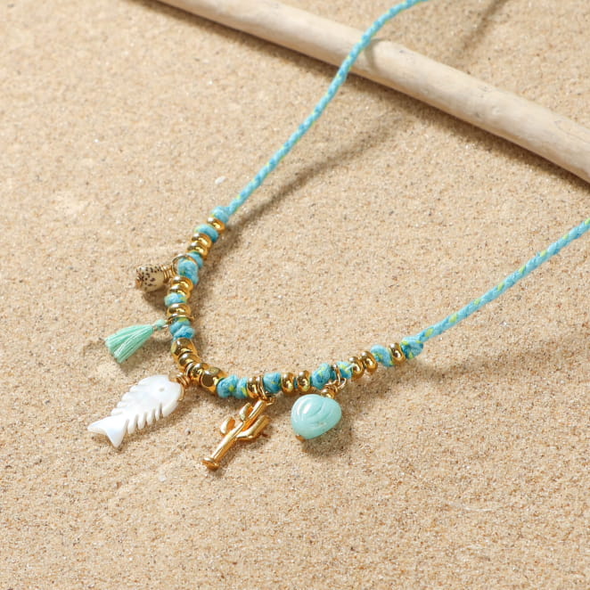 Détail du collier doré et perles turquoise, fabrication française artisanale