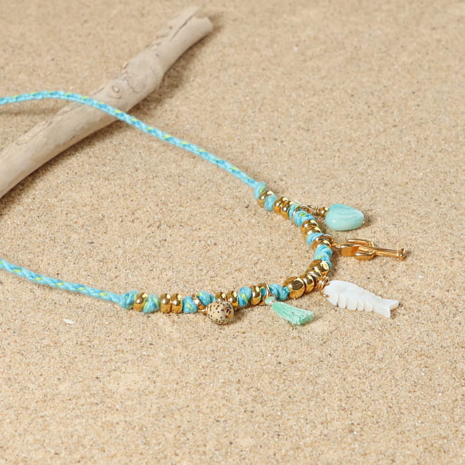 Collier doré et turquoise sur sable, bijou fait main Origine France Garantie