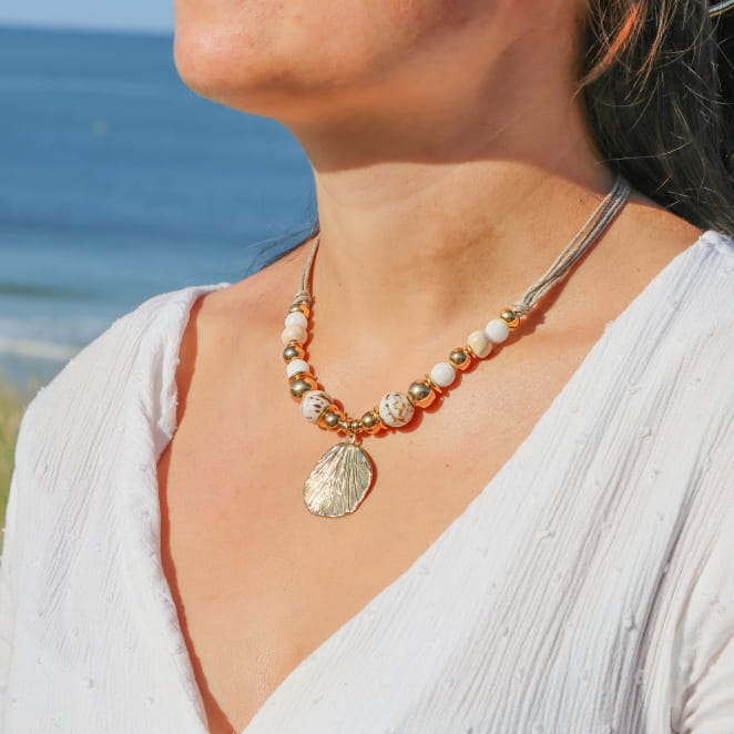 Collier Berlioz doré à l’or fin et perles blanc cassé, création artisanale française.