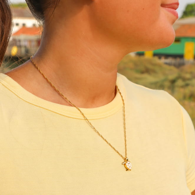 collier Bylot doré et blanc, bijou artisanal français porté au cou