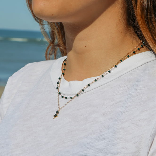 collier Cadran doré vert bouteille porté, création artisanale française