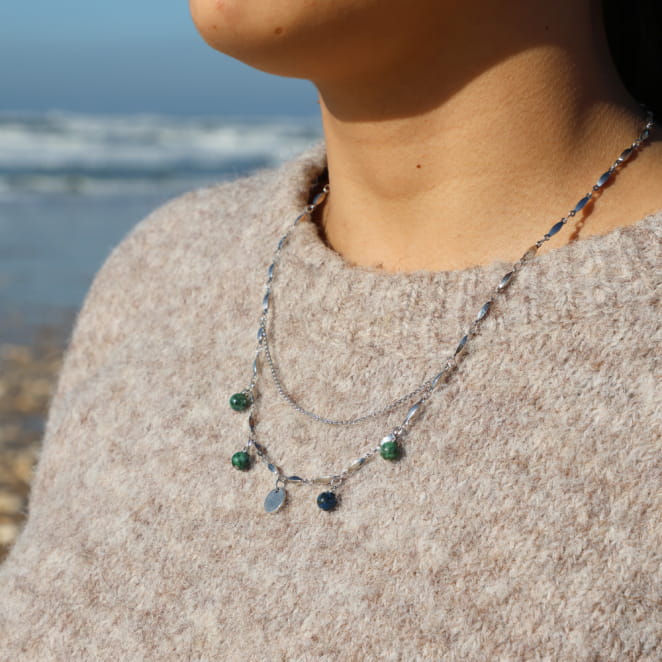 Collier Casta argenté, détails multicolores sur perles vertes, style bohème chic.