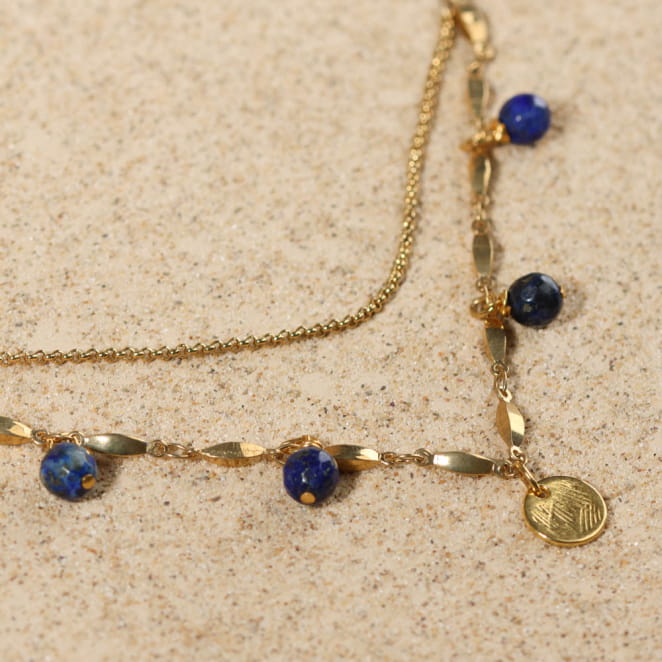 Collier Casta en métal argenté et perles bleu dur, élégance brute aux accents marins.