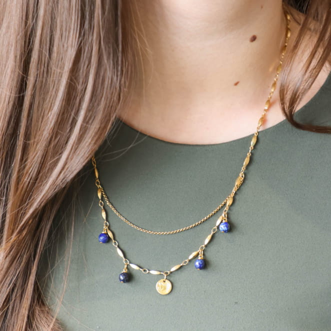 Collier Casta en métal argenté, perles bleu intense montées sur chaîne délicate.