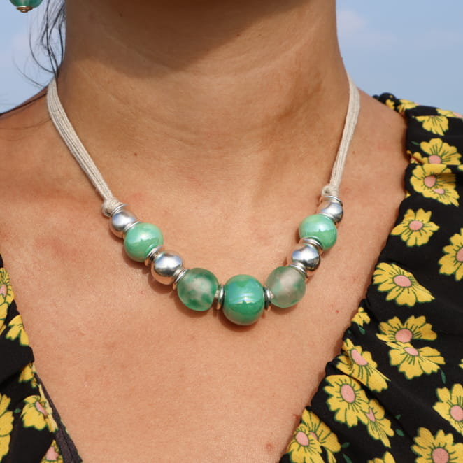 Collier Chopa en métal plaqué argent et perles vertes, bijou artisanal français.