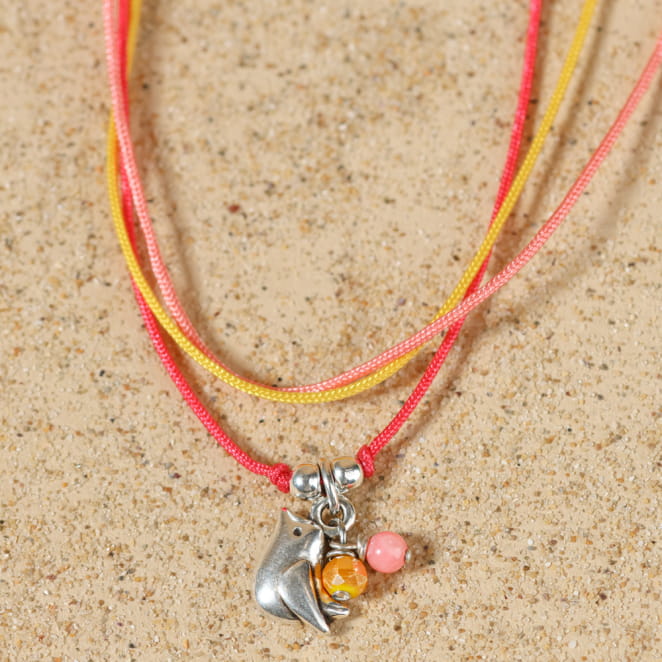 Collier enfant Colibri en perles multicolores et pendentif oiseau – création joyeuse et colorée