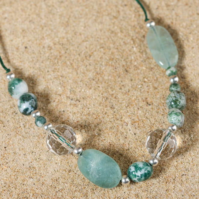 Collier Conifère argenté, perles vertes et touches multicolores, inspiration végétale