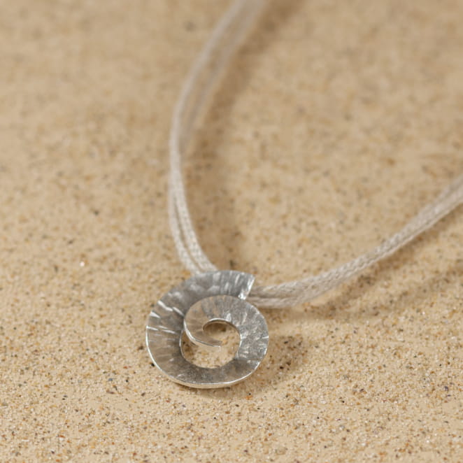 Collier Cyclone en métal plaqué argent avec cordon couleur lin, fabrication artisanale française.