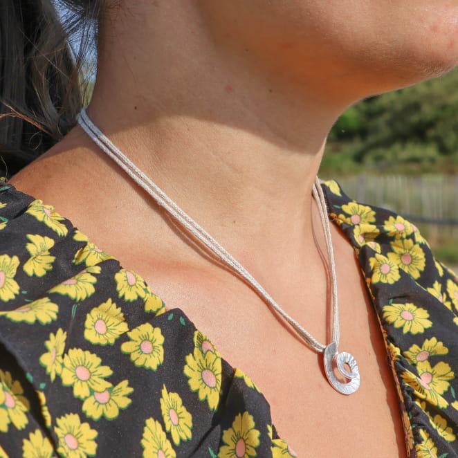 Collier Cyclone en métal plaqué argent et perles couleur lin, bijou artisanal français.