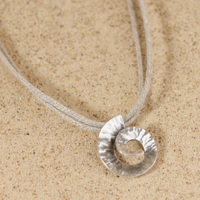Collier Cyclone argenté sur cordon lin, bijou artisanal fait main en France.