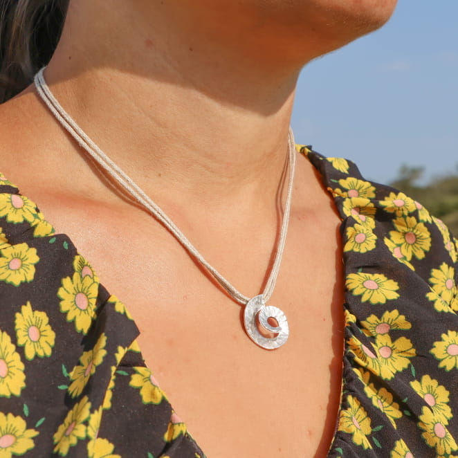 Collier Cyclone argenté et perles lin, fabrication artisanale française.