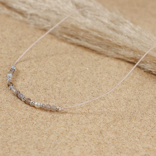 Collier Dabia avec perles grises et finitions argentées, création artisanale française