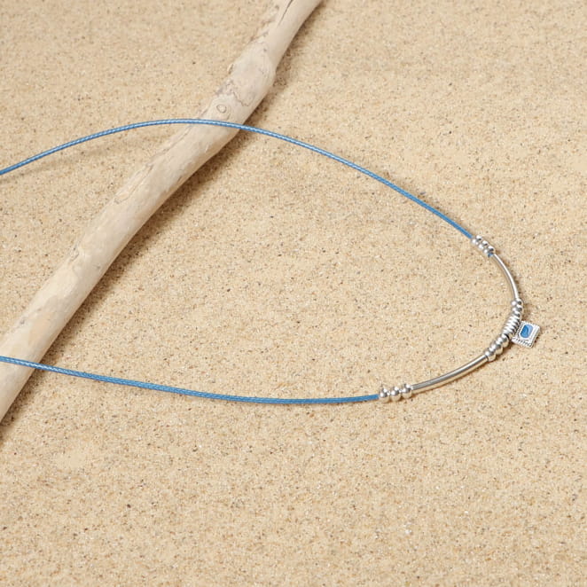 collier Dakota argenté avec perle bleu Montana sur sable clair