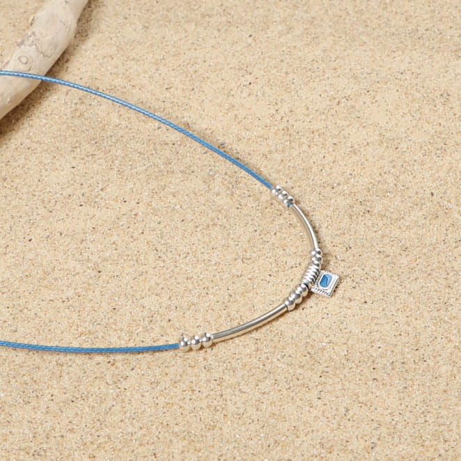 collier Dakota argenté fin avec perle bleu Montana sur sable clair