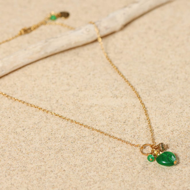 Collier Dimanche doré, pendentif vert émeraude, mis en scène sur fond neutre – fabrication française