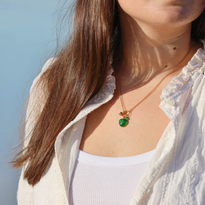 Collier Dimanche doré aux perles vert émeraude, bijou fait main au style raffiné