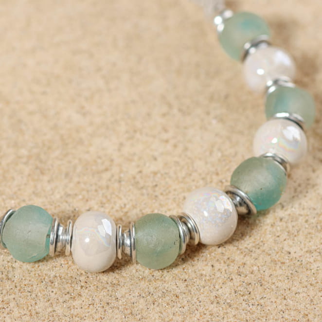 Collier Euskara argenté avec perles blanches nacrées, style élégant – bijou artisanal