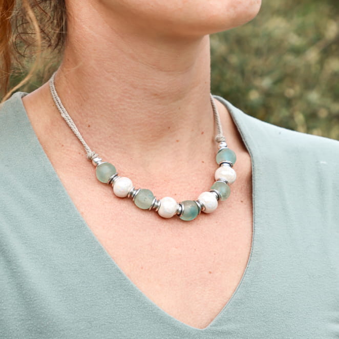 Collier Euskara argenté, perles blanches lumineuses, style chic et épuré