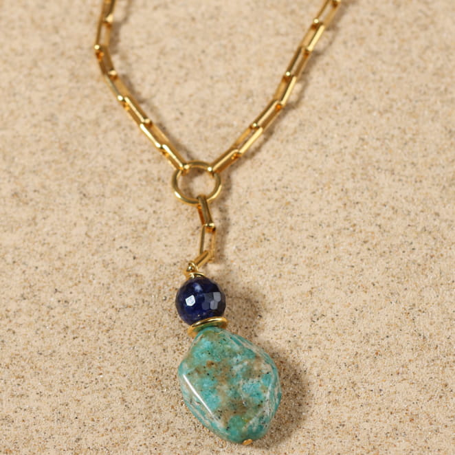 Collier Festif doré, perles émeraude et touches multicolores, esprit de fête