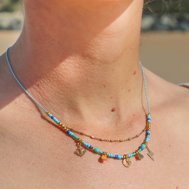 Collier Fidji en métal doré et perles bleues, bijou artisanal fabriqué en France.