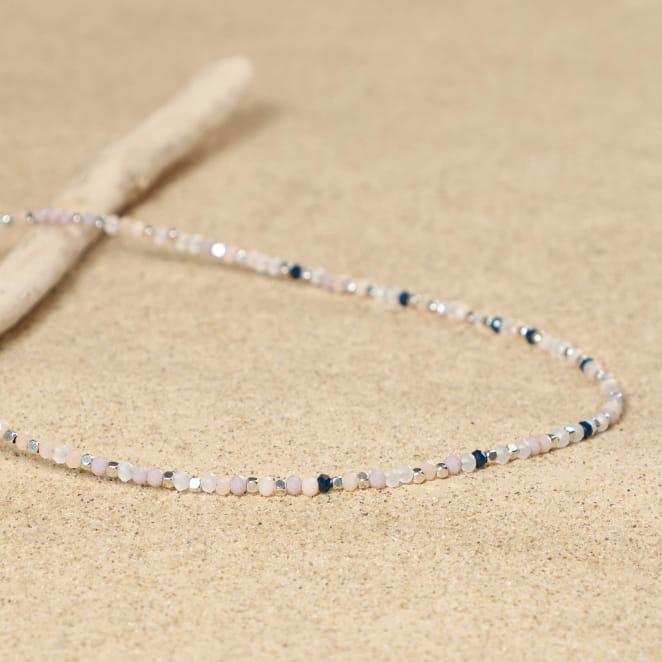 Collier Ginevra en métal plaqué argent et perles multicolores, bijou artisanal français éclatant.