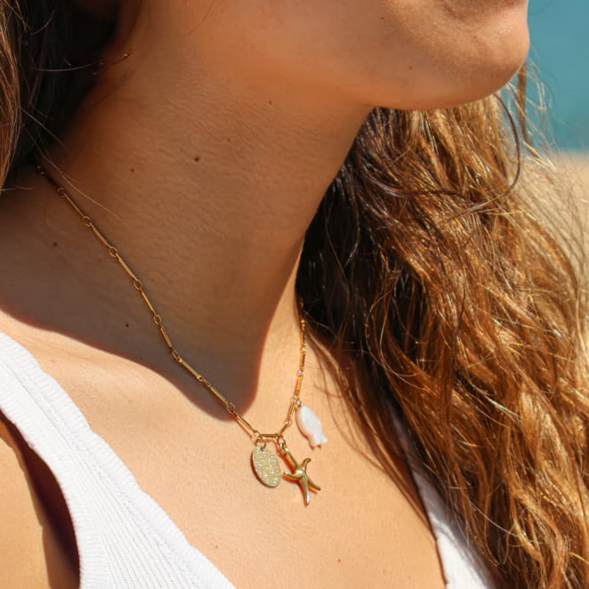 Collier Groix doré à l’or fin et perles blanches, bijou artisanal fait main en France.