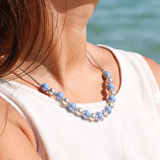 Collier Guède en métal plaqué argent et perles bleu montana, création artisanale française.