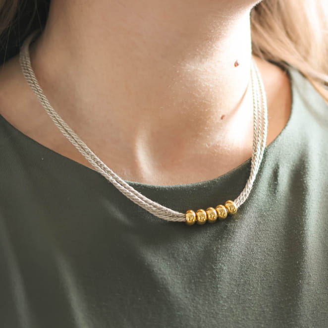 Collier Île doré, lin naturel, simplicité lumineuse et élégance artisanale