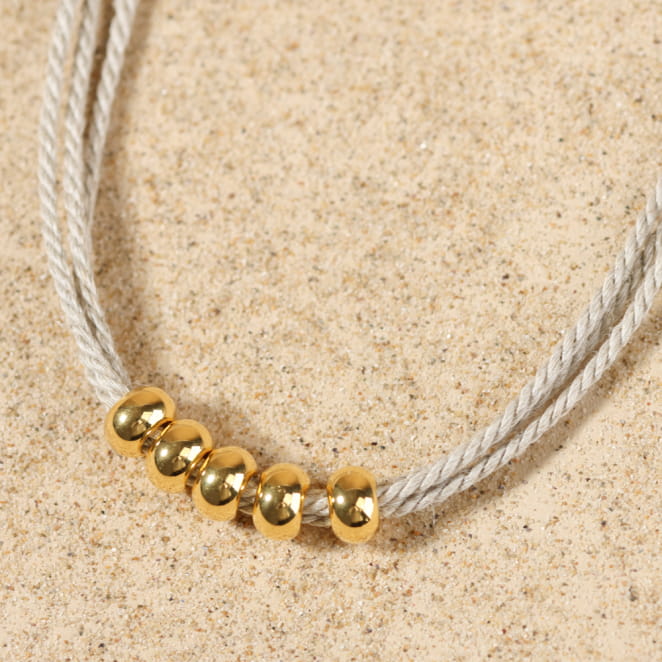 Collier Île doré sur cordon de lin naturel, perles dorées – création sobre et artisanale