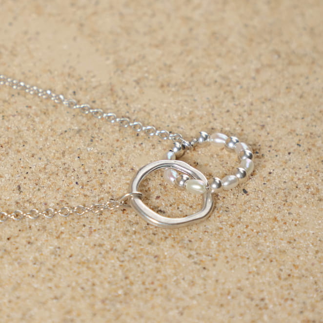 Collier Isalie en métal argenté avec pendentif cercle et perle blanche, bijou artisanal français