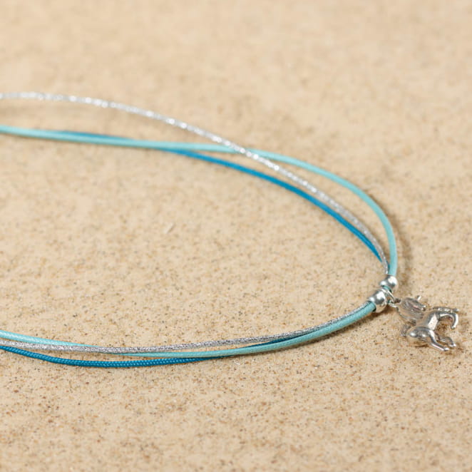 Collier enfant Jude en fil turquoise et fermoir argenté, délicat et plein de fraîcheur.