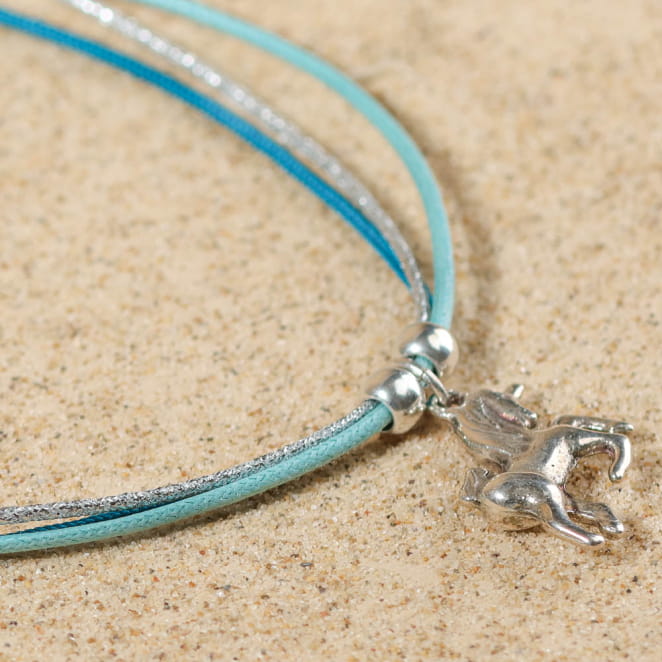 Détail du collier Jude turquoise, un bijou léger fait pour les petits explorateurs.