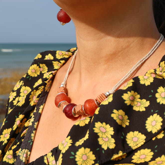 Collier Kiowa en métal plaqué argent et perles multicolores, fait main en France.