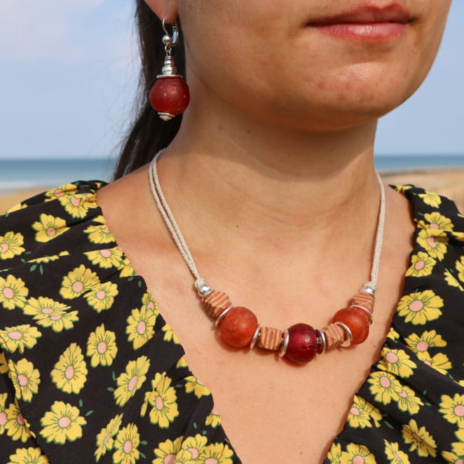 Collier Kiowa argenté et perles multicolores, bijou artisanal français.