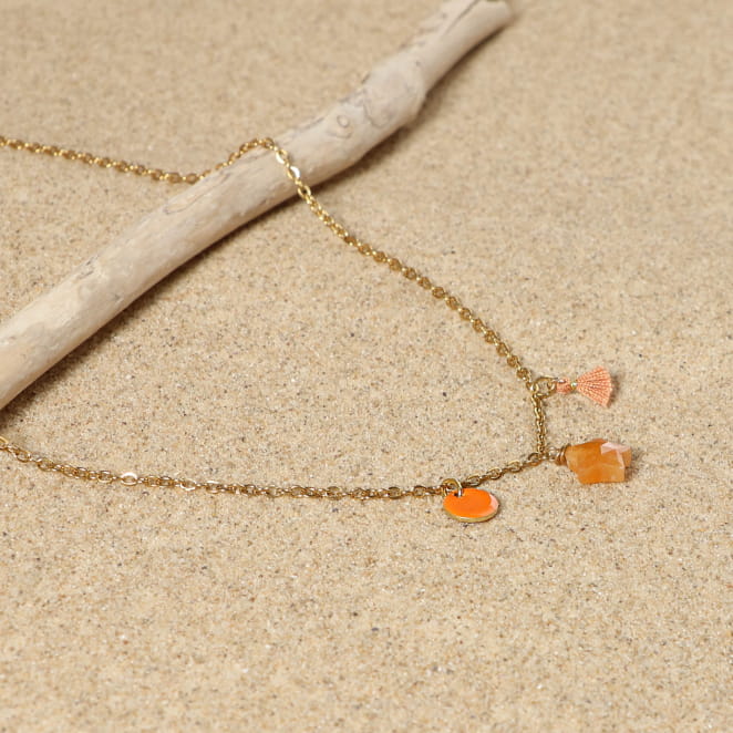 Collier enfant chaine dorée avec pendentifs oranges.