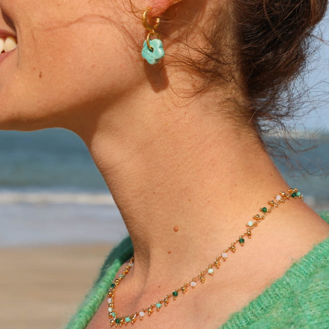 Collier Ronde en métal doré et perles vertes, création artisanale française inspirée de l’océan.