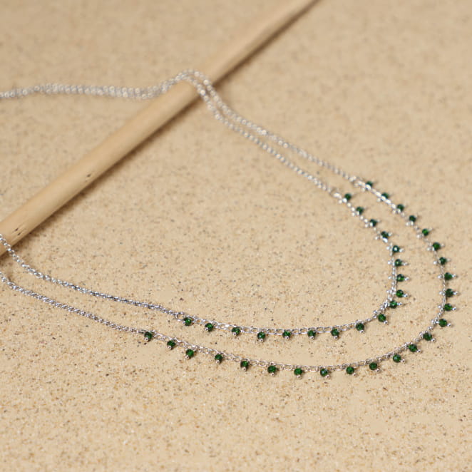 Collier Mésange argenté avec perles vert bouteille, bijou artisanal fabriqué en France.